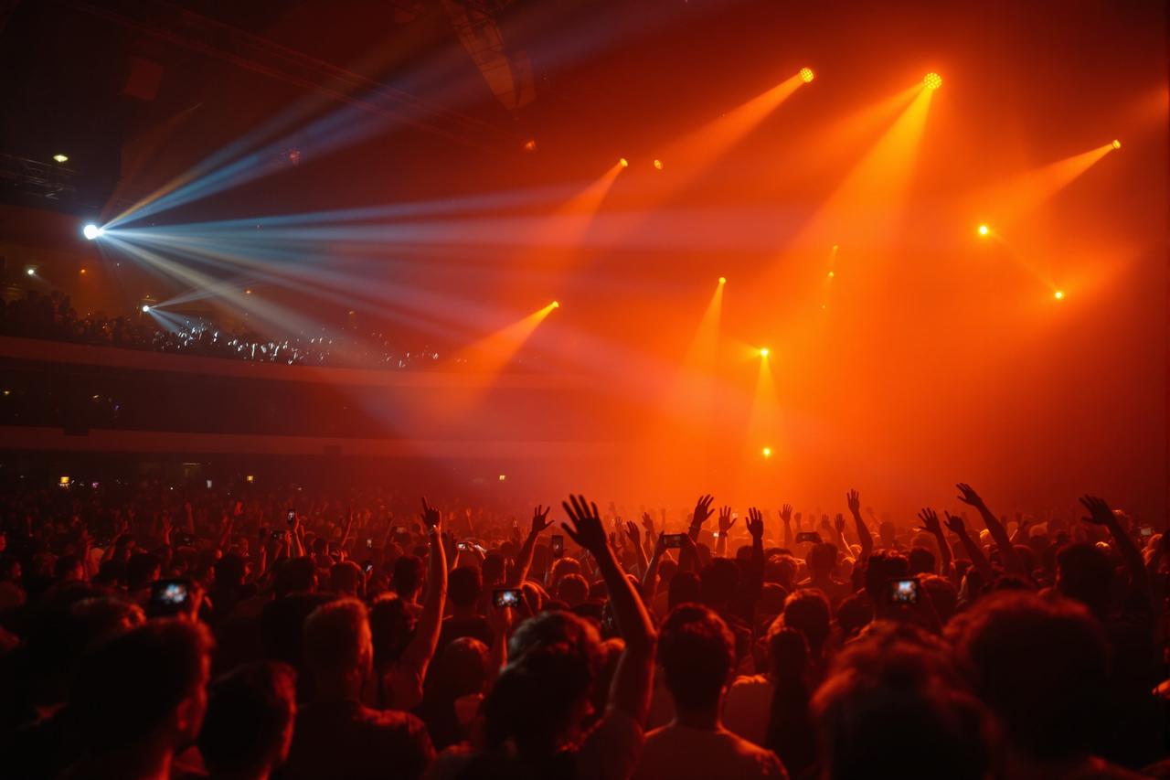 午夜影院影迷见面会圆满举行，万名粉丝热情参与